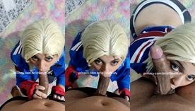 Uma cosplayer sensual, ajoelhada, dando um delicioso sexo oral para o namorado