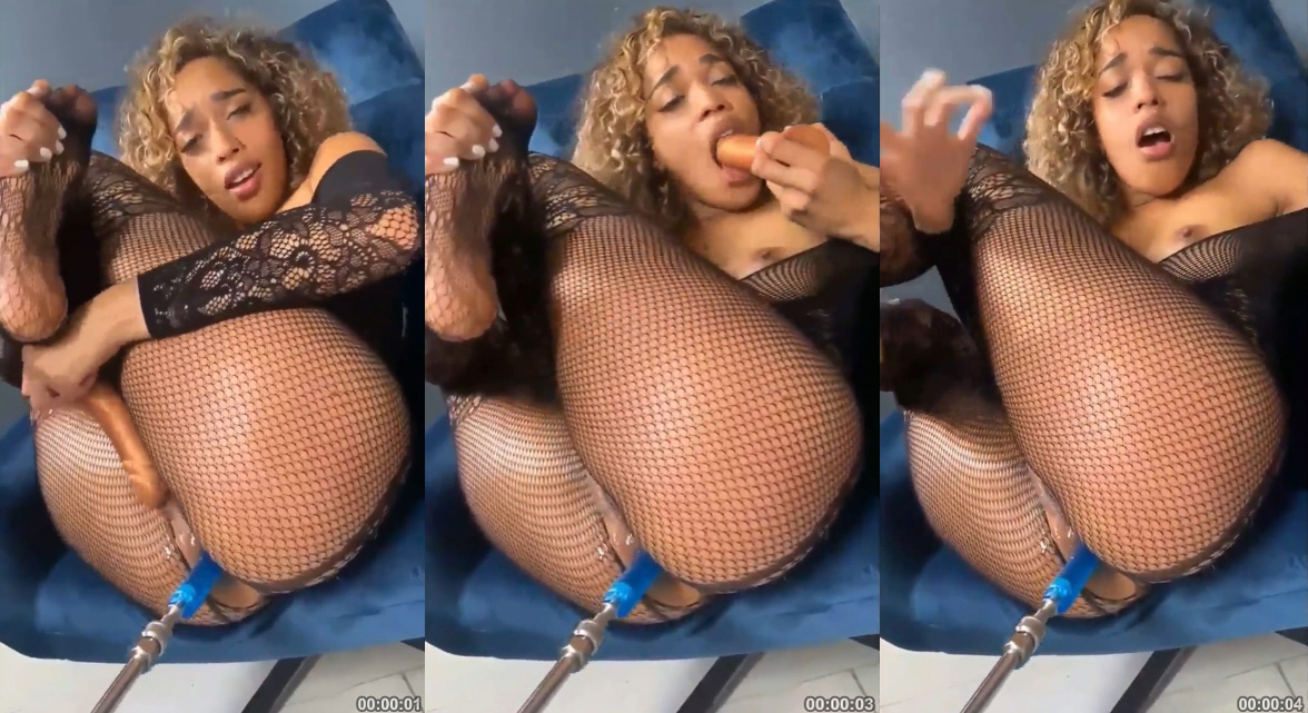 Jayda Fire, uma mulher sensual, atinge o orgasmo utilizando um vibrador anal na máquina de prazer