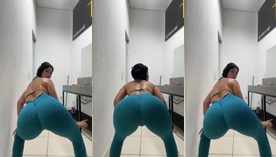 Uma gostosa mãe madura rebolando com muita safadeza usando uma calça legging bem coladinha