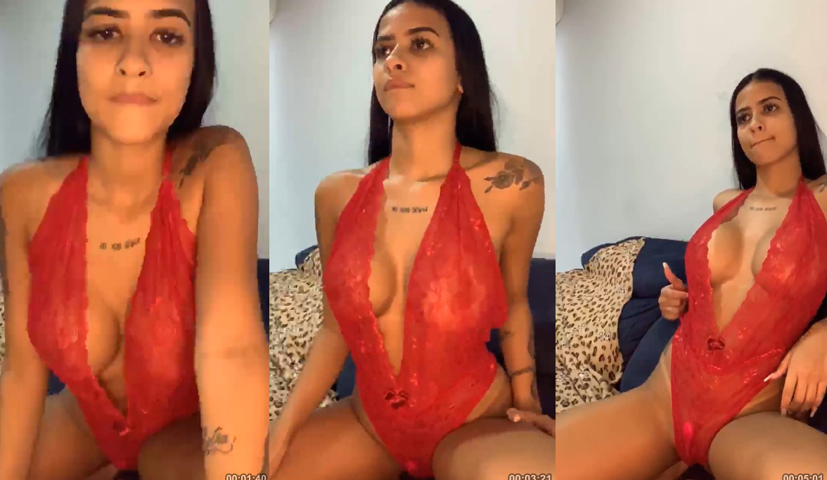 Morena Kelly Oliveira usando calcinha provocante se masturbando com vibrador