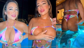 Jenni Neidhart, uma cadelinha fofinha, se exibe e se diverte com seus mamilos cor de rosa na piscina