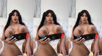 Adriana Alencar mostrando ousadia ao se divertir com um brinquedo na xoxota com calcinha de ladinho