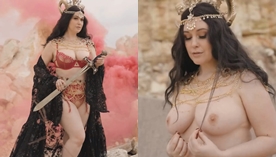 Meg Turney, uma mulher atraente e conhecida, exibindo seus peitão empinados em um cenário desértico