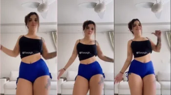 Novinha Linda Ray Lacerda dançando com todo jeitinho sua bunda gostosa, usando um shortinho bem justo