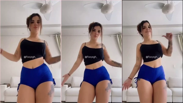 Novinha Linda Ray Lacerda dançando com todo jeitinho sua bunda gostosa, usando um shortinho bem justo