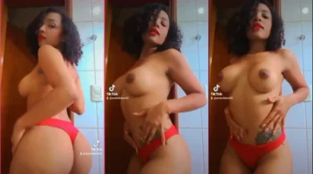 A influencer do TikTok Amanda Luz foi vista dançando de calcinha com as teta à mostra