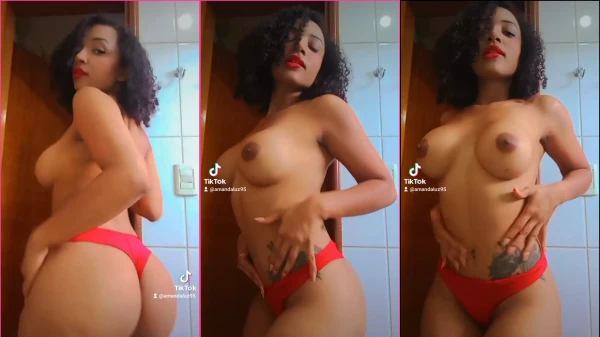 A influencer do TikTok Amanda Luz foi vista dançando de calcinha com as teta à mostra