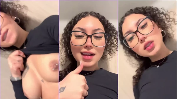 Novata no mundo do TikTok exibindo seus peitão naturais com piercing no mamilo