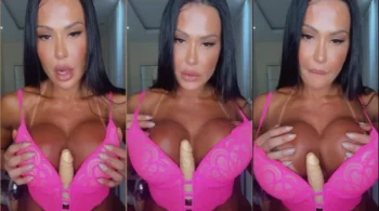 Gracyanne Barbosa usando um brinquedo entre as teta volumosos