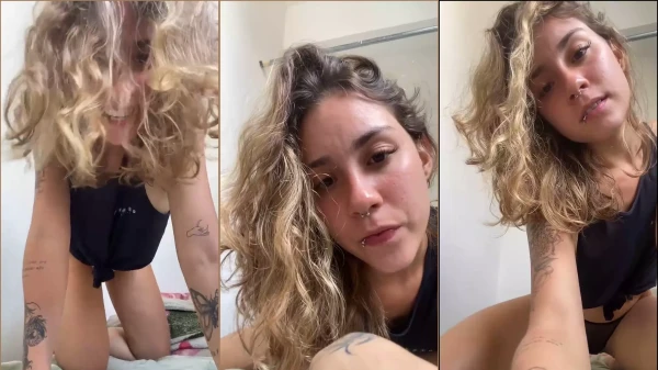 A jovem brasileira Bruna Rios exibindo sua buceta com uma calcinha transparente