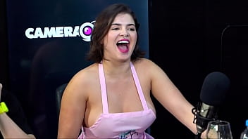 Youtuber Kerolay Chaves fica toda peladinha trocando de vestido