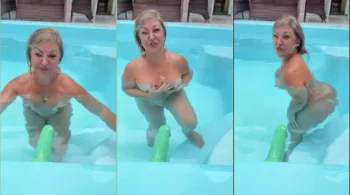 Rainha Tantrica se divertindo na piscina sem roupa brincando com um brinquedo erótico