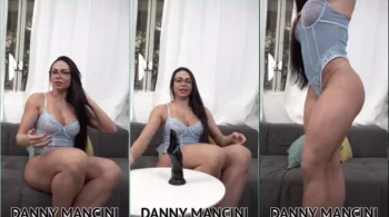 Danny Mancini metendo fundo com um vibrador grande e grosso