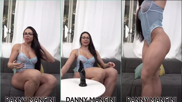 Danny Mancini metendo fundo com um vibrador grande e grosso