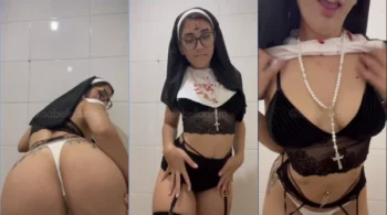 Freira Isabella DMM arrasando no rebolado ao som de funk com uma calcinha bem cavada