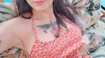 Jeeh Suicide foi flagrada na internet mostrando sua buceta volumosa no OnlyFans