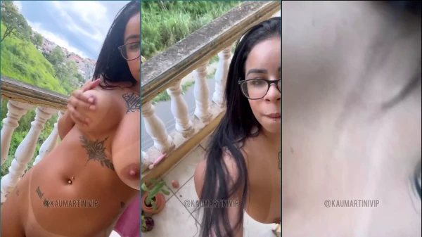 Kau Martini, a modelo tatuada, faz um ensaio nu na varanda da comunidade