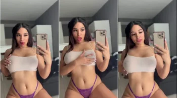 Paula Flores compartilhando conteúdo exclusivo no Onlyfans de graça, mostrando calcinha sendo rasgada de forma sensual