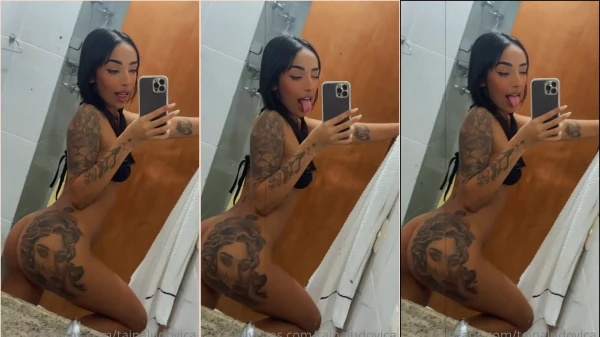 Tainá Ludovica se exibindo sem roupa, mostrando a bunda tatuada no banheiro