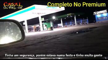 Travesti mostrando o pau na rua