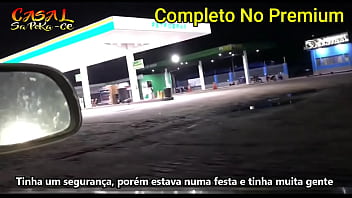 Travesti mostrando o pau na rua