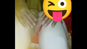 Vídeo pornô de uma gringa gostosa de cabelos claros sendo penetrada na xoxota para os