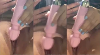 Alejandra Quiroz sente muito prazer ao usar um vibrador em sua buceta carnuda e molhada