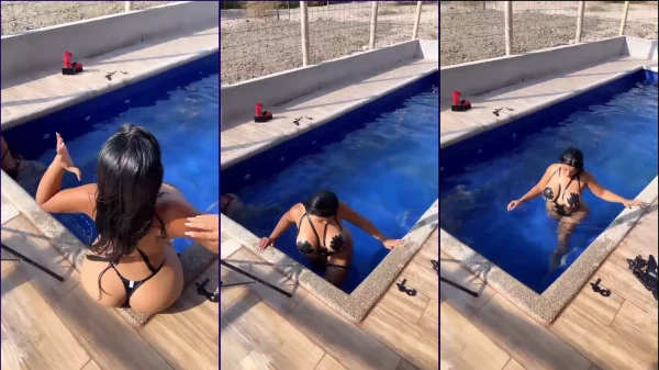 Alejandra Quiroz arrasa tomando sol de biquíni na piscina com o modelo cavado!