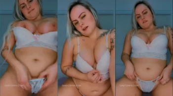 Gabyzinha Sexy, loira sedutora, sensualizando com a calcinha enfiada para dentro