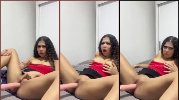 Susana Oliveira Barbosa, uma mulher atraente, está se masturbando de forma sensual